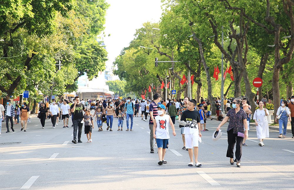 Không gian phố đi bộ hồ Hoàn Kiếm – Hà Nội là điểm đến được nhiều du khách chọn lựa vào mỗi dịp nghỉ lễ (ảnh minh họa)